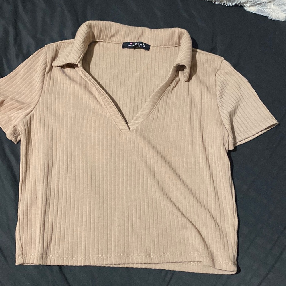 Woman’s cropped t shirt.